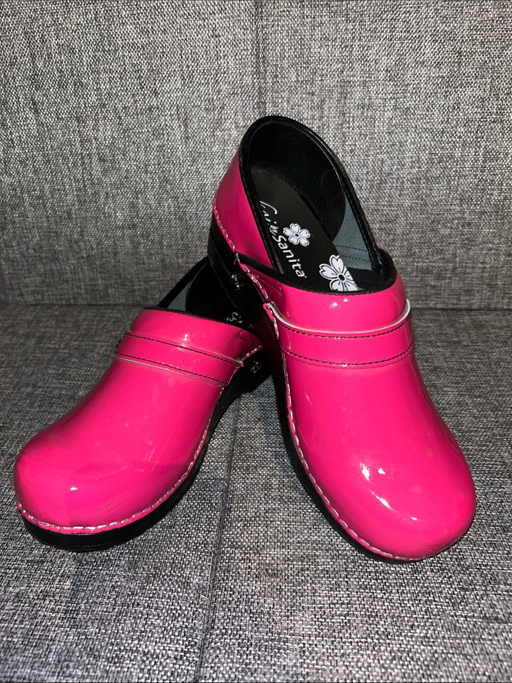 NEW - Sanita Women's Patent Hot Pink Slip-On Clogs - Picture 8 of 8
